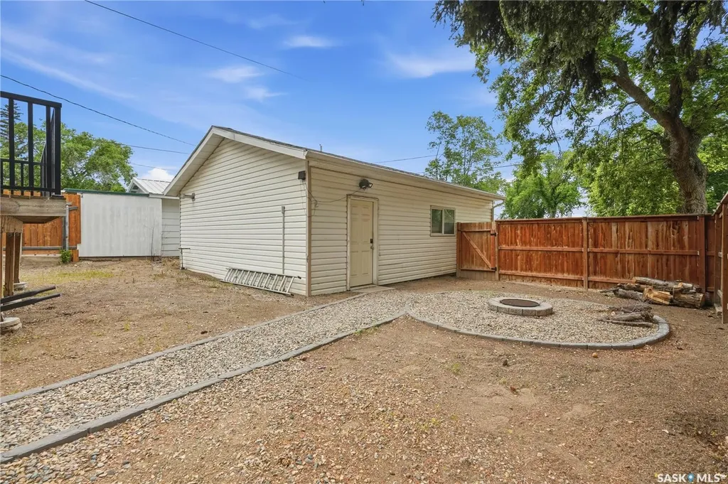 818 Grandview Street W Moose Jaw SK S6H 5L8