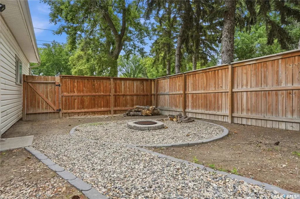 818 Grandview Street W Moose Jaw SK S6H 5L8