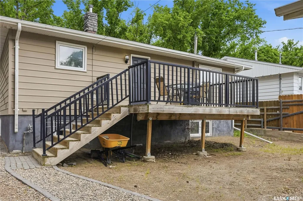 818 Grandview Street W Moose Jaw SK S6H 5L8