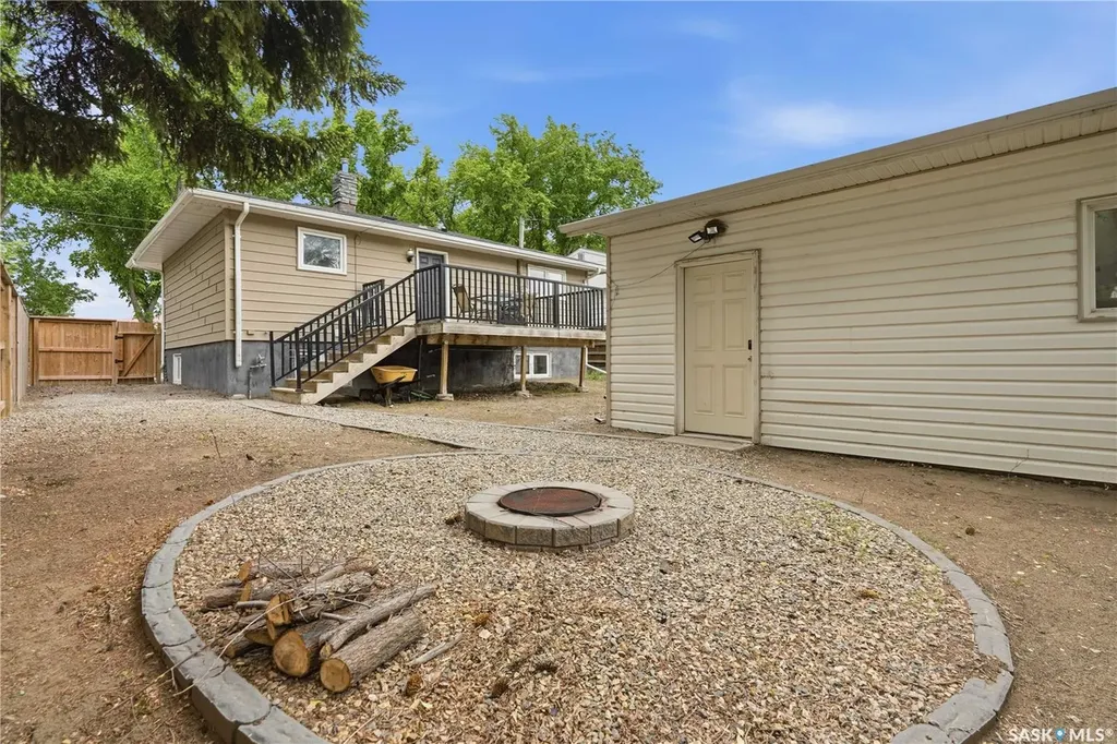 818 Grandview Street W Moose Jaw SK S6H 5L8