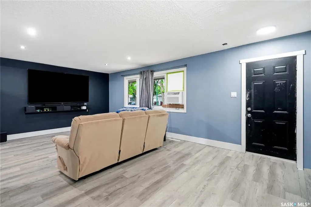 818 Grandview Street W Moose Jaw SK S6H 5L8