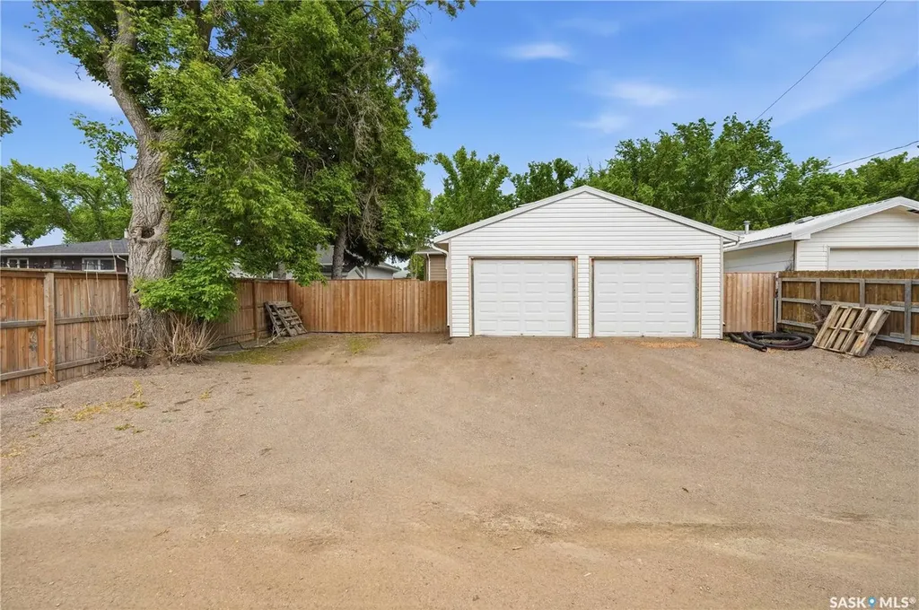 818 Grandview Street W Moose Jaw SK S6H 5L8