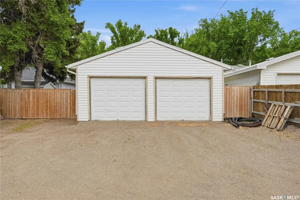 818 Grandview Street W Moose Jaw SK S6H 5L8