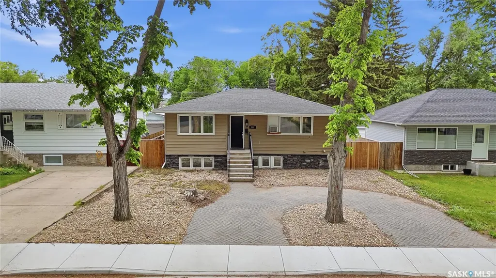 818 Grandview Street W Moose Jaw SK S6H 5L8