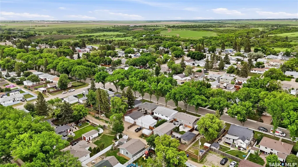 818 Grandview Street W Moose Jaw SK S6H 5L8