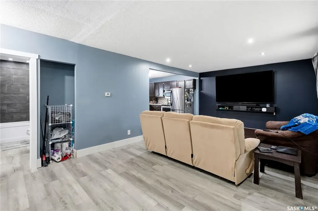 818 Grandview Street W Moose Jaw SK S6H 5L8