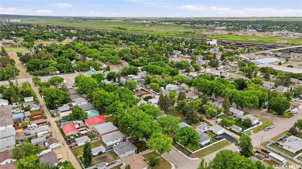 818 Grandview Street W Moose Jaw SK S6H 5L8