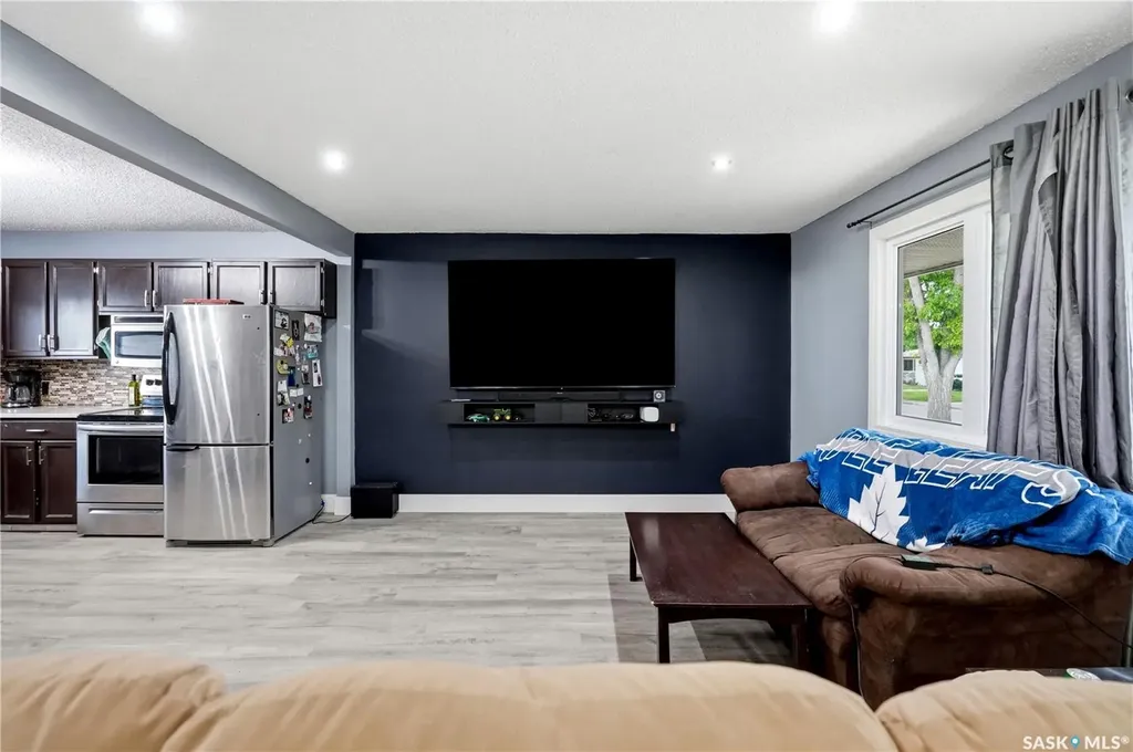 818 Grandview Street W Moose Jaw SK S6H 5L8