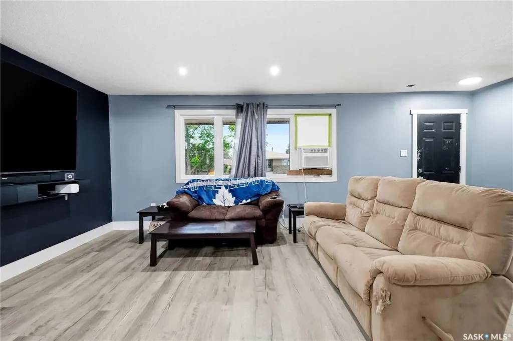 818 Grandview Street W Moose Jaw SK S6H 5L8
