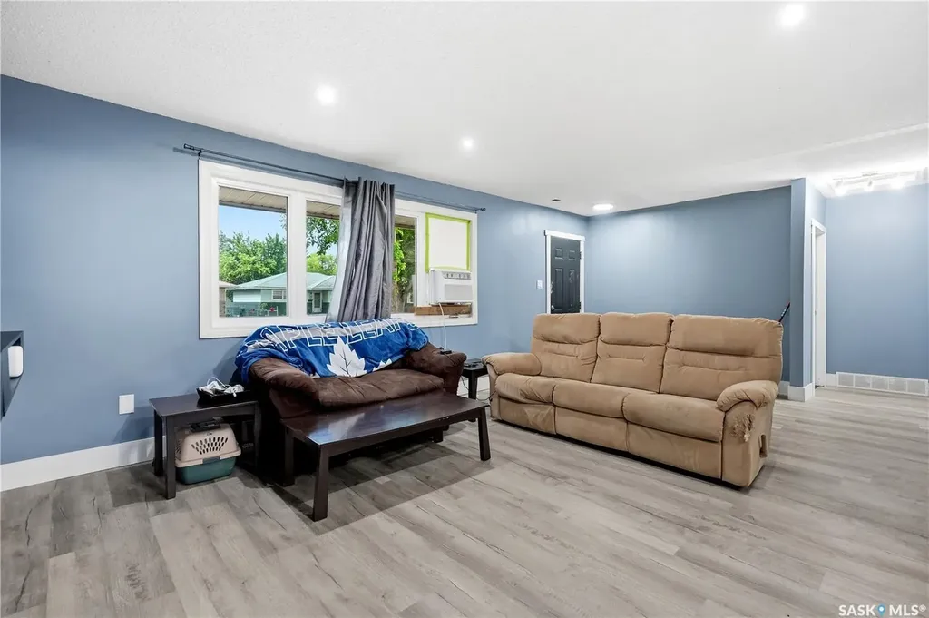 818 Grandview Street W Moose Jaw SK S6H 5L8