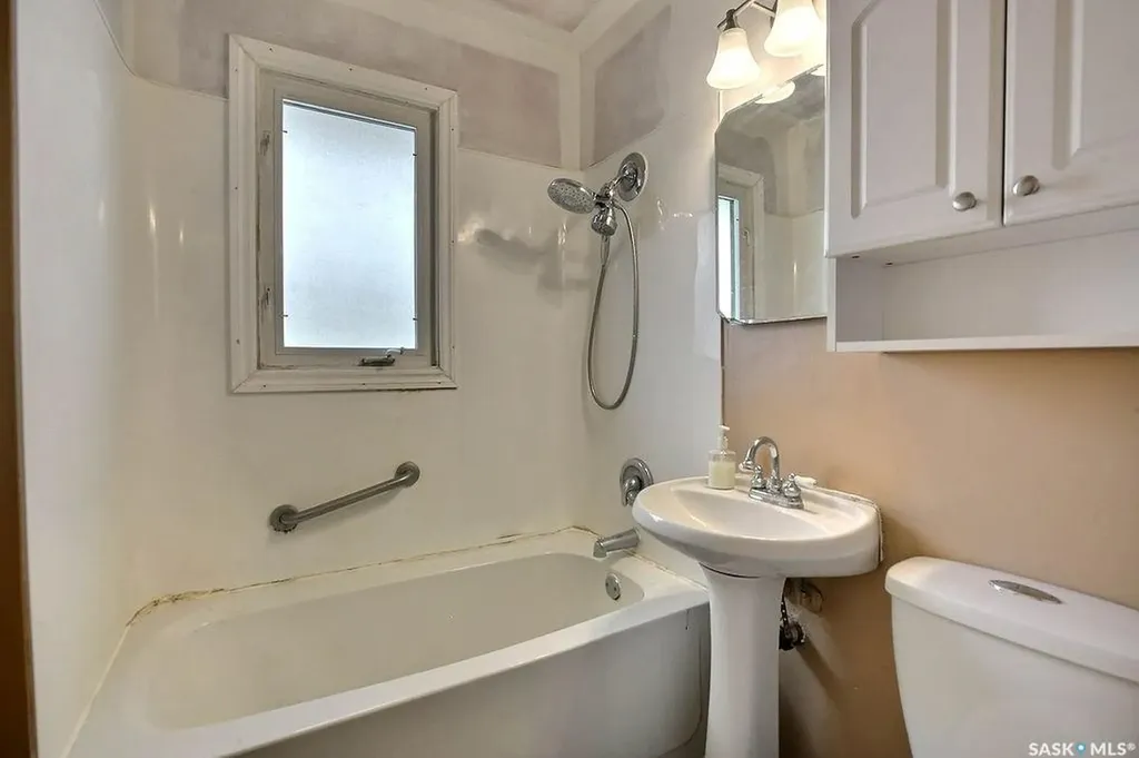 1046 Lindsay Street Regina SK S4N 3A9