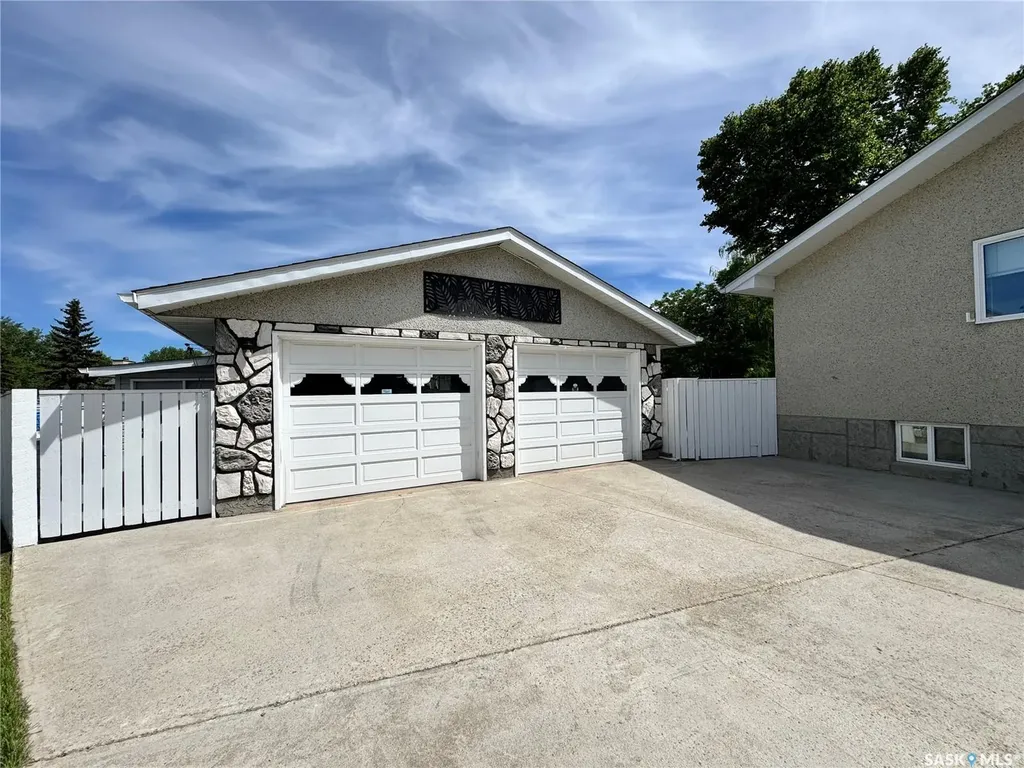 1430 Sibbald Crescent Prince Albert SK S6V 6B4