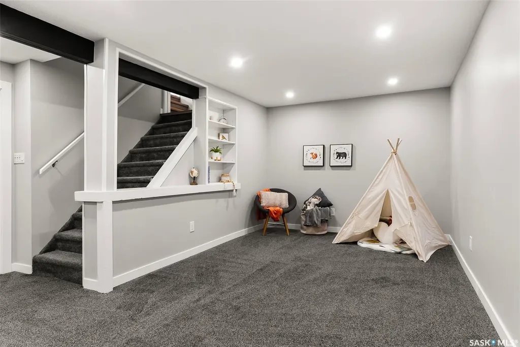 17 Willowview Street Regina SK S4R 5K2
