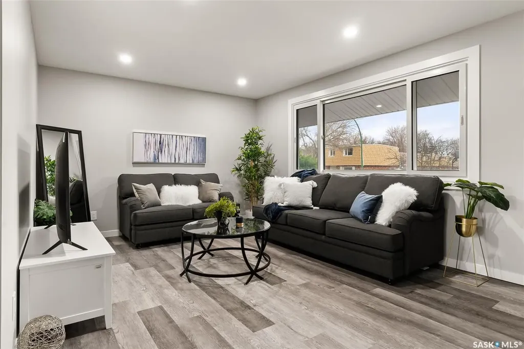 17 Willowview Street Regina SK S4R 5K2