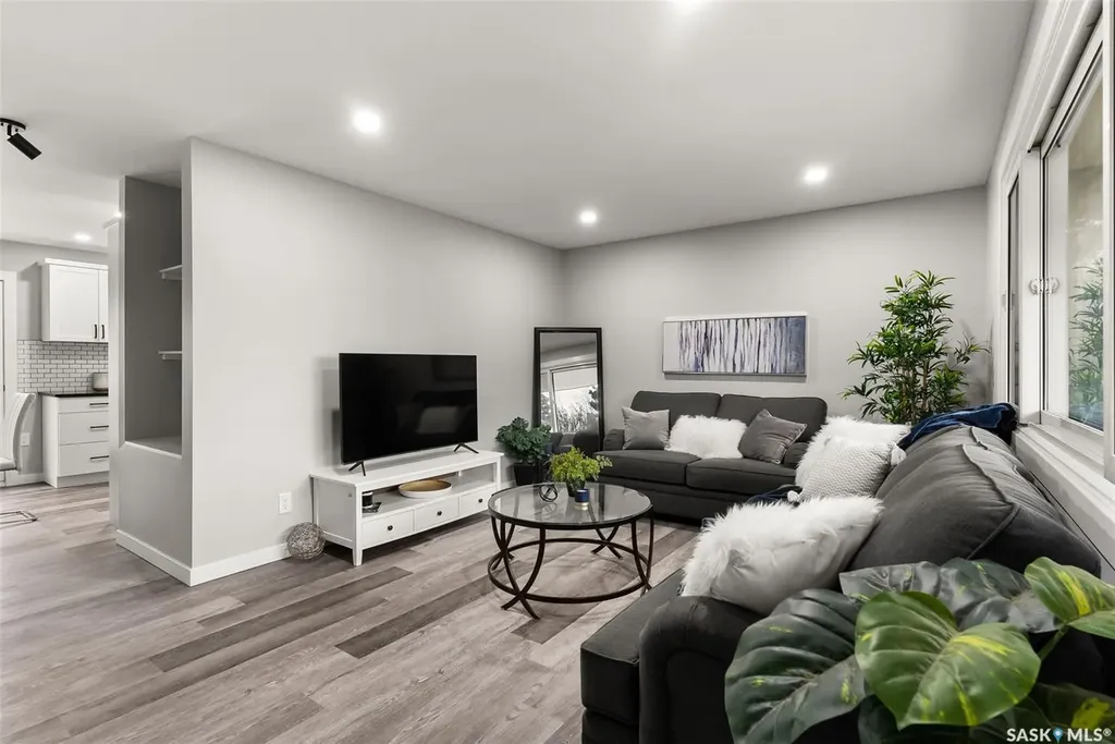 17 Willowview Street Regina SK S4R 5K2