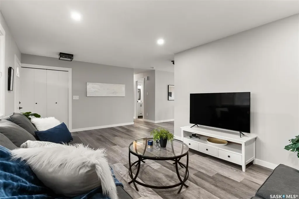 17 Willowview Street Regina SK S4R 5K2