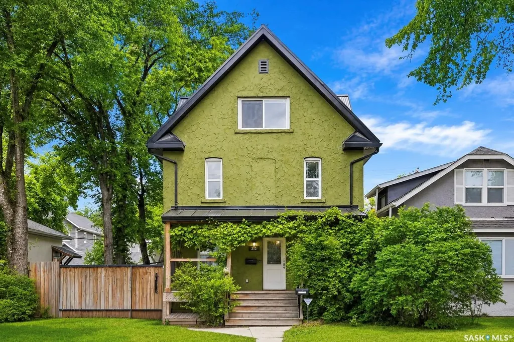 212 25th Street W Saskatoon SK S7L 0C4