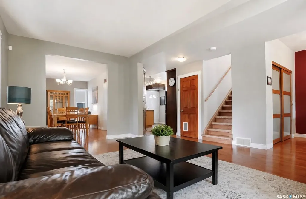212 25th Street W Saskatoon SK S7L 0C4