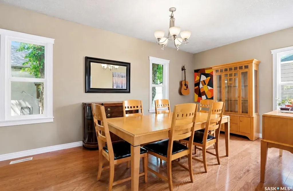 212 25th Street W Saskatoon SK S7L 0C4