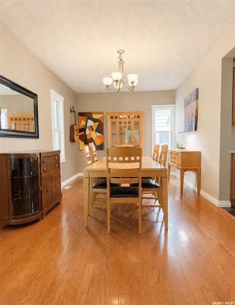 212 25th Street W Saskatoon SK S7L 0C4
