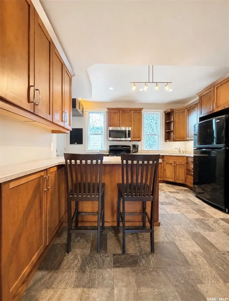 212 25th Street W Saskatoon SK S7L 0C4