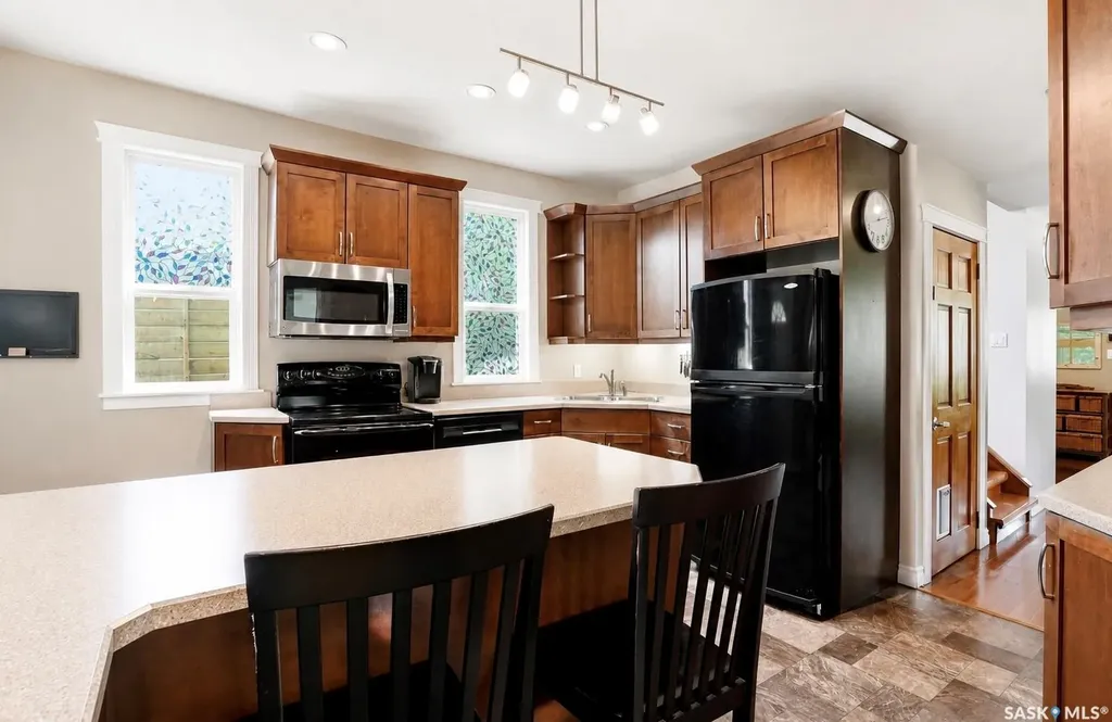 212 25th Street W Saskatoon SK S7L 0C4