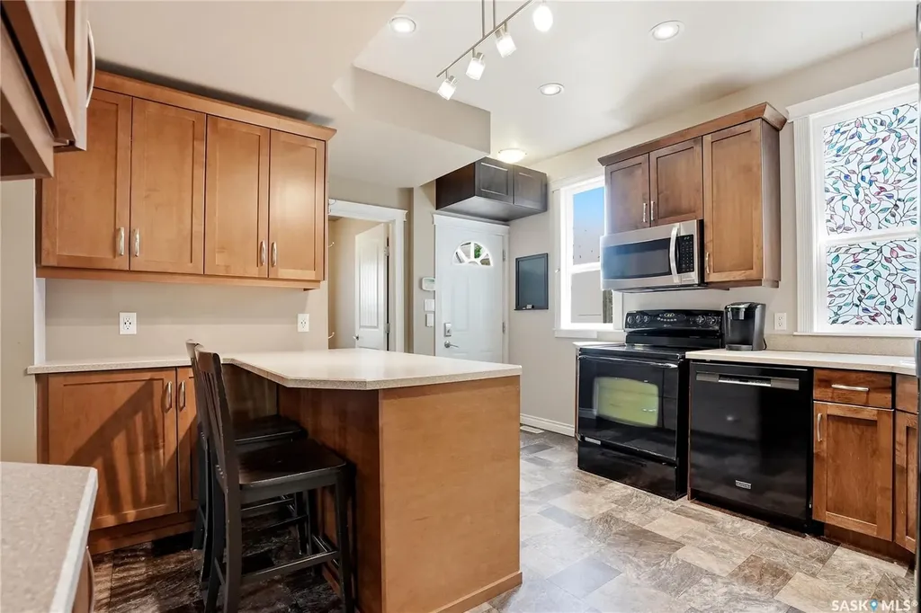 212 25th Street W Saskatoon SK S7L 0C4