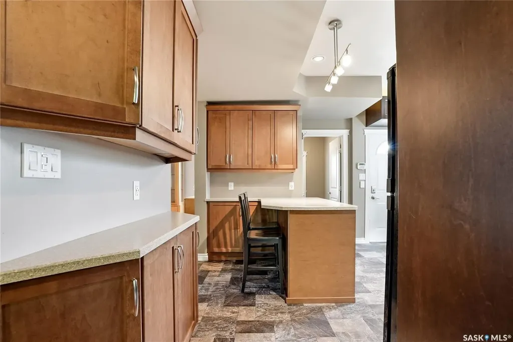 212 25th Street W Saskatoon SK S7L 0C4