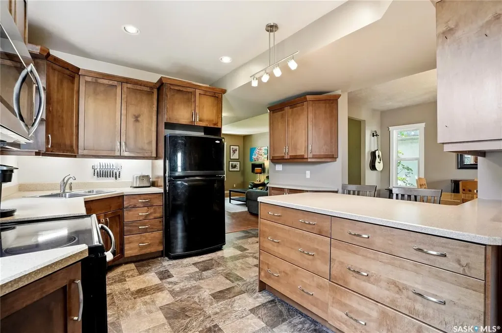 212 25th Street W Saskatoon SK S7L 0C4