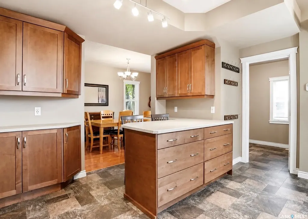 212 25th Street W Saskatoon SK S7L 0C4