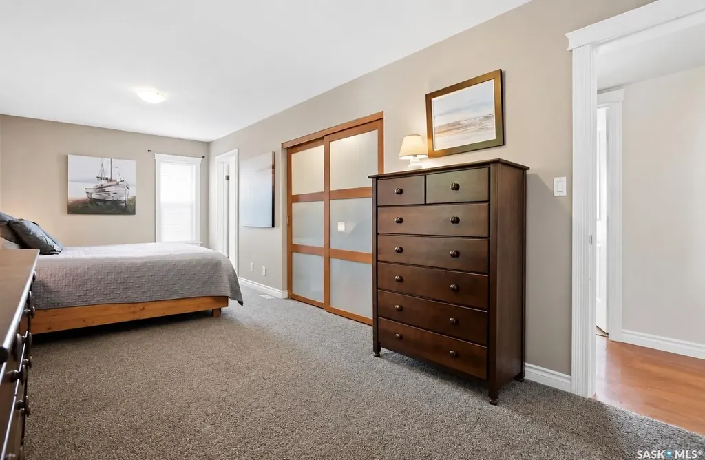 212 25th Street W Saskatoon SK S7L 0C4