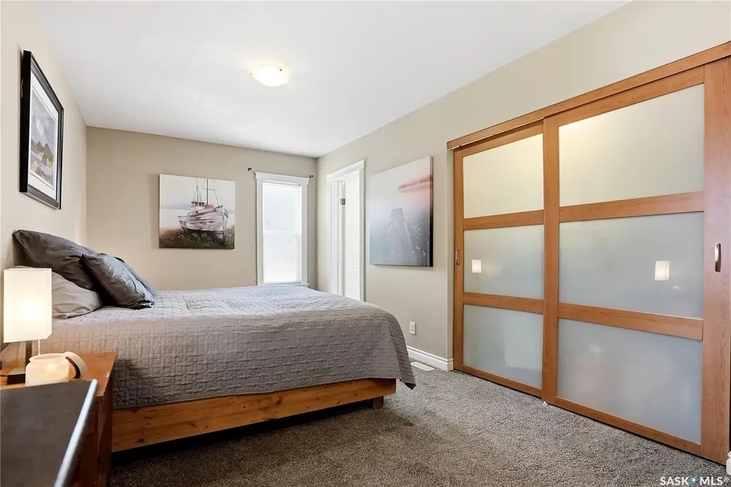 212 25th Street W Saskatoon SK S7L 0C4