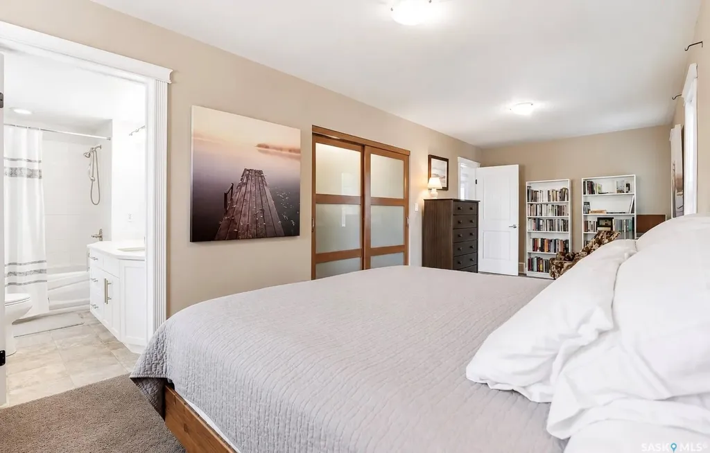 212 25th Street W Saskatoon SK S7L 0C4