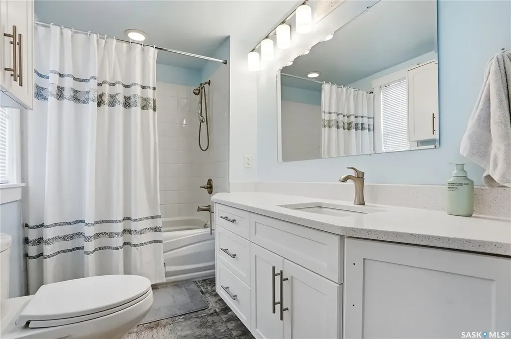 212 25th Street W Saskatoon SK S7L 0C4
