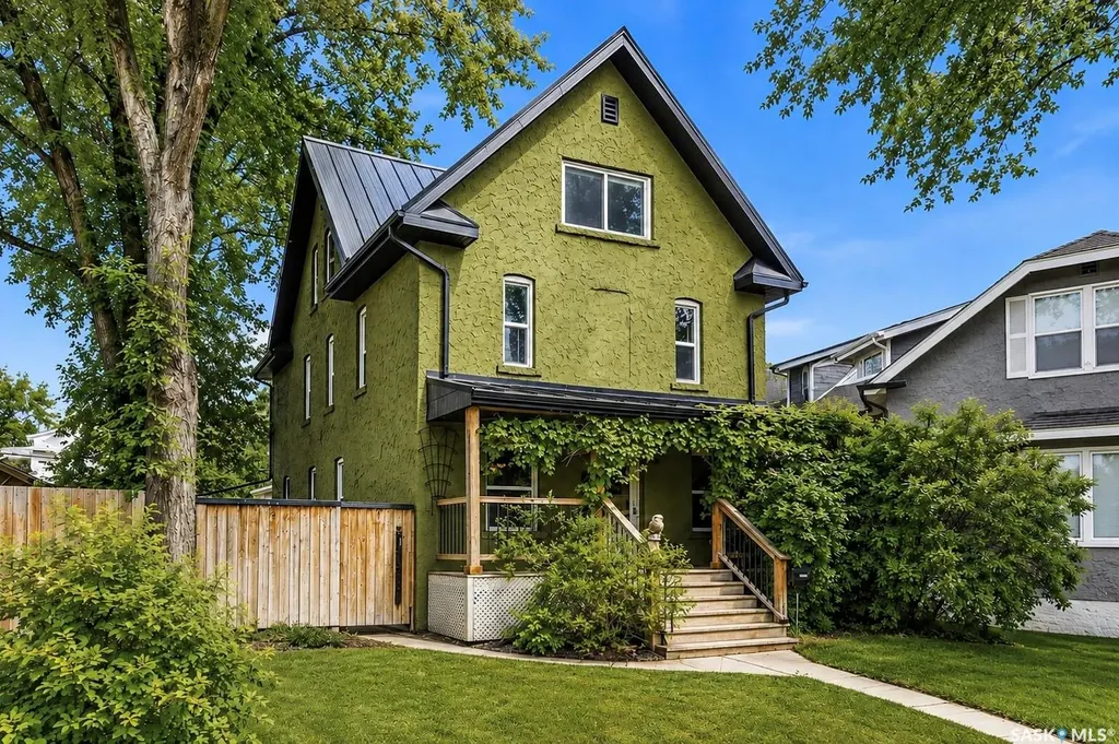 212 25th Street W Saskatoon SK S7L 0C4
