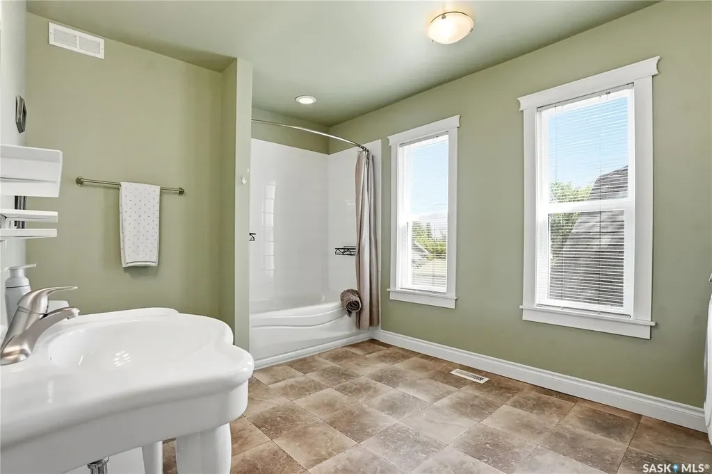 212 25th Street W Saskatoon SK S7L 0C4