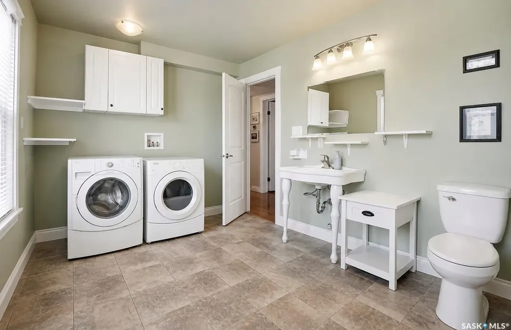 212 25th Street W Saskatoon SK S7L 0C4