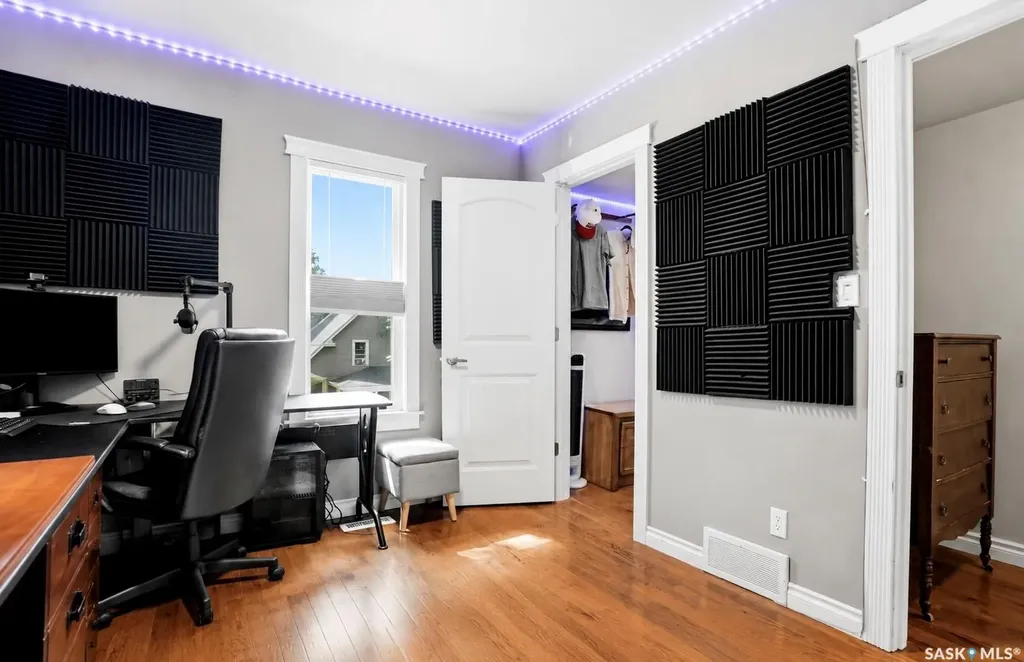 212 25th Street W Saskatoon SK S7L 0C4