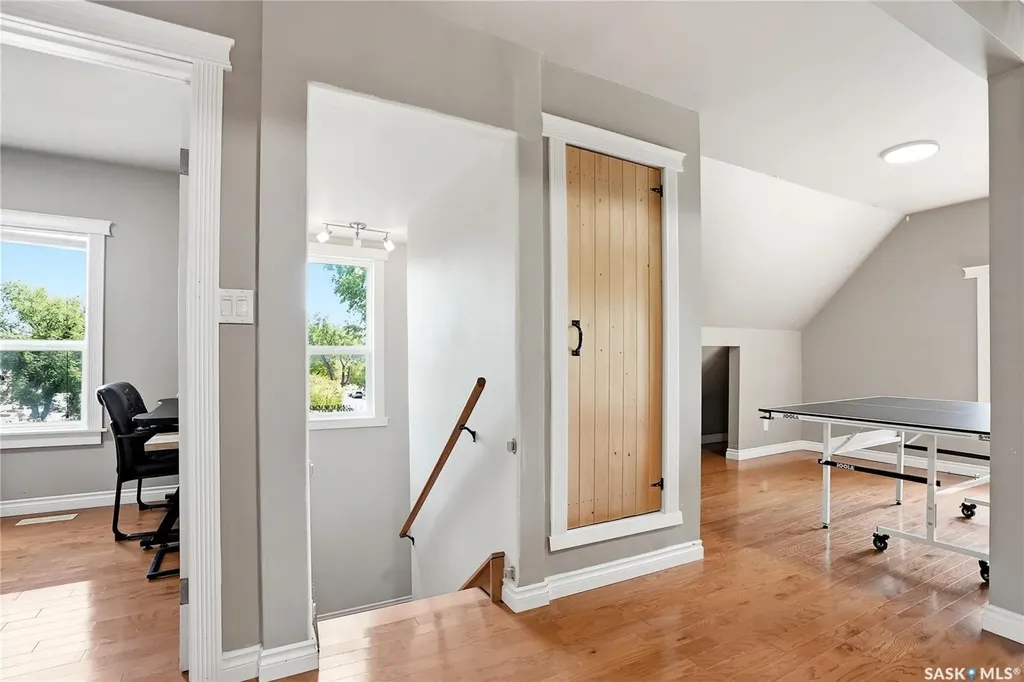 212 25th Street W Saskatoon SK S7L 0C4