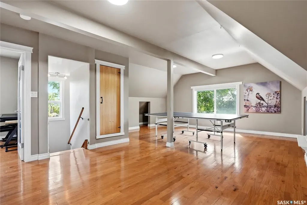 212 25th Street W Saskatoon SK S7L 0C4