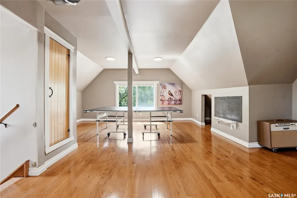 212 25th Street W Saskatoon SK S7L 0C4