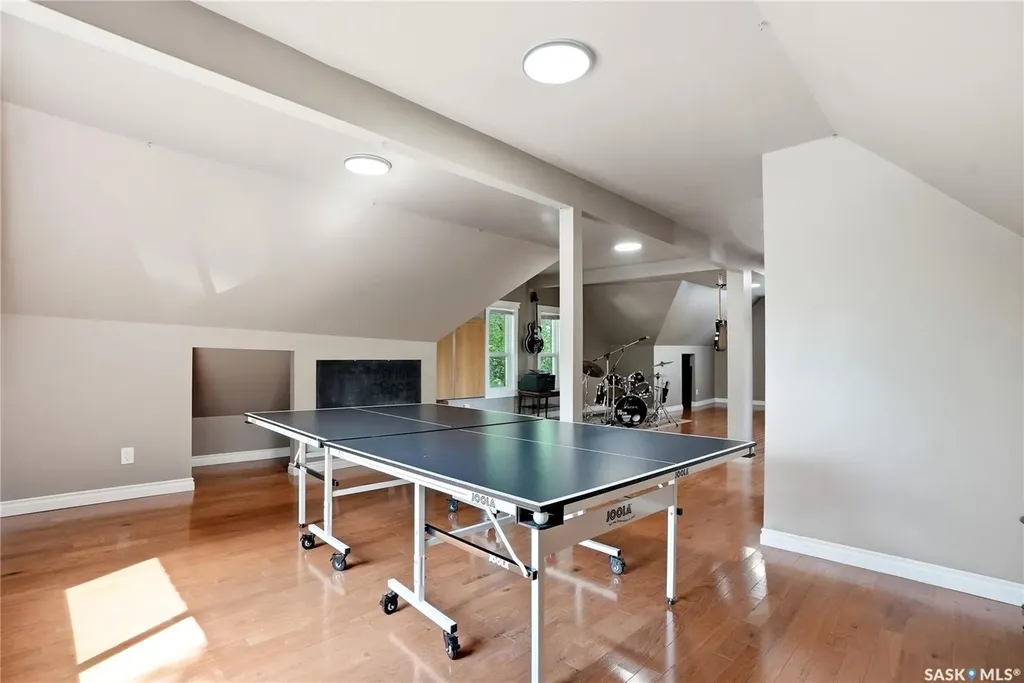 212 25th Street W Saskatoon SK S7L 0C4
