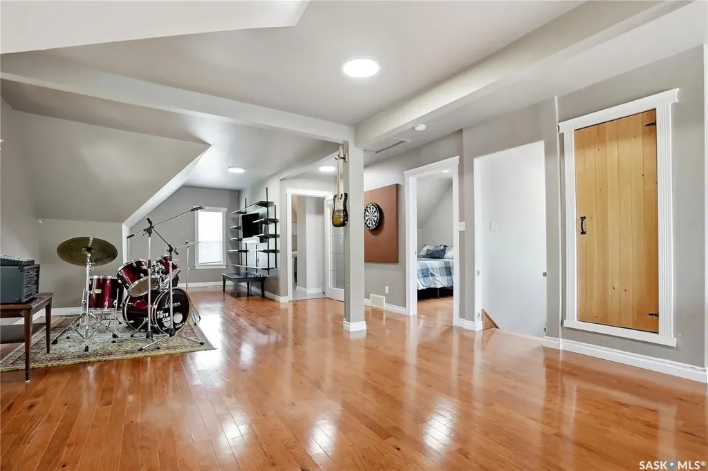 212 25th Street W Saskatoon SK S7L 0C4