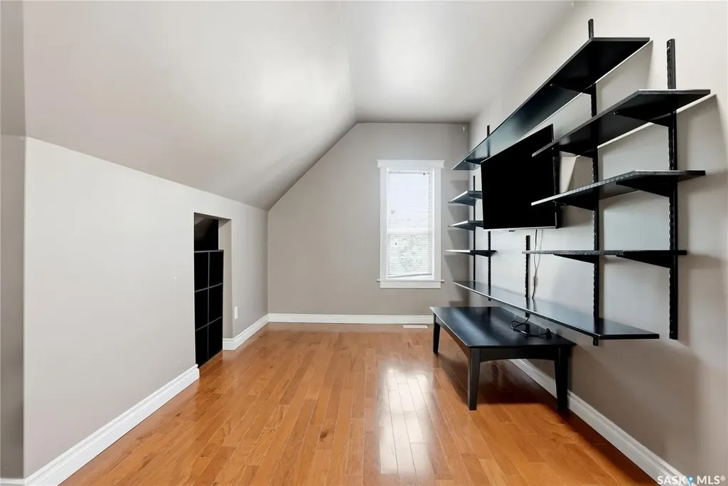 212 25th Street W Saskatoon SK S7L 0C4