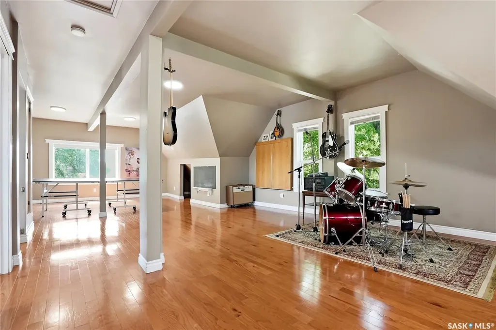212 25th Street W Saskatoon SK S7L 0C4