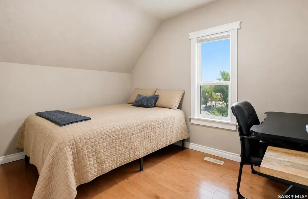 212 25th Street W Saskatoon SK S7L 0C4
