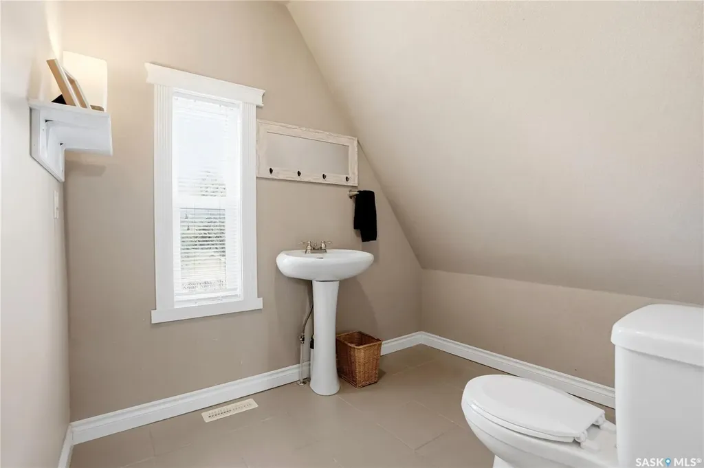 212 25th Street W Saskatoon SK S7L 0C4