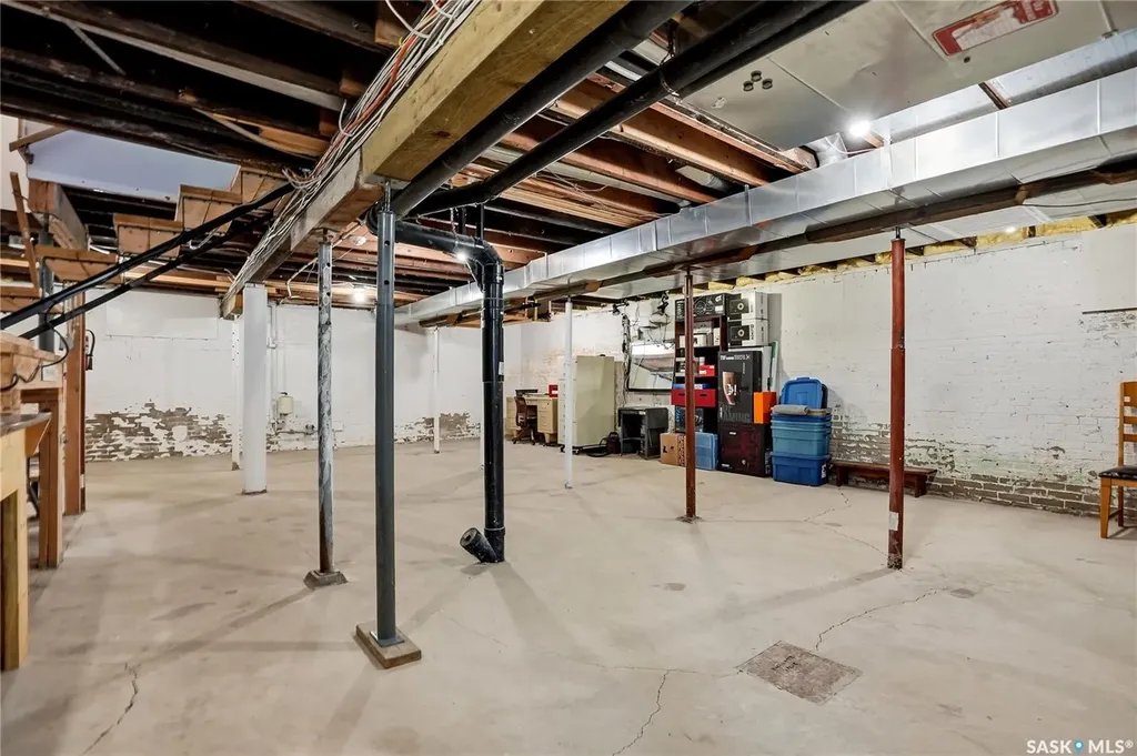 212 25th Street W Saskatoon SK S7L 0C4