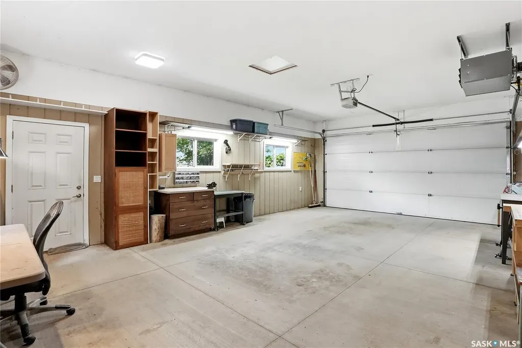 212 25th Street W Saskatoon SK S7L 0C4