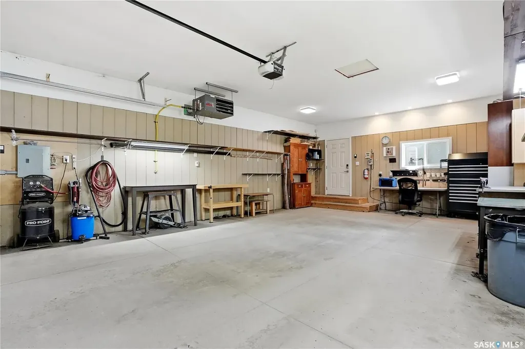212 25th Street W Saskatoon SK S7L 0C4